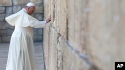 El papa Francisco ora en el Muro de los Lamentos, el lugar más sagrado de los judíos.