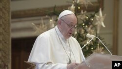 Paus Fransiskus menyampaikan pemberkatan hari Natal 'Urbi et Orbi' di dalam aula pemberkatan Basilika Santo Petrus, di Vatikan, Jumat, 25 Desember 2020. (Foto: Vatican Media via AP)