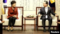 Tổng thống Hàn Quốc Park Geun-hye trao đổi với chủ tịch quốc hội Chung Sye-kyun ở Seoul, Hàn Quốc, ngày 8 tháng 11 năm 2016.