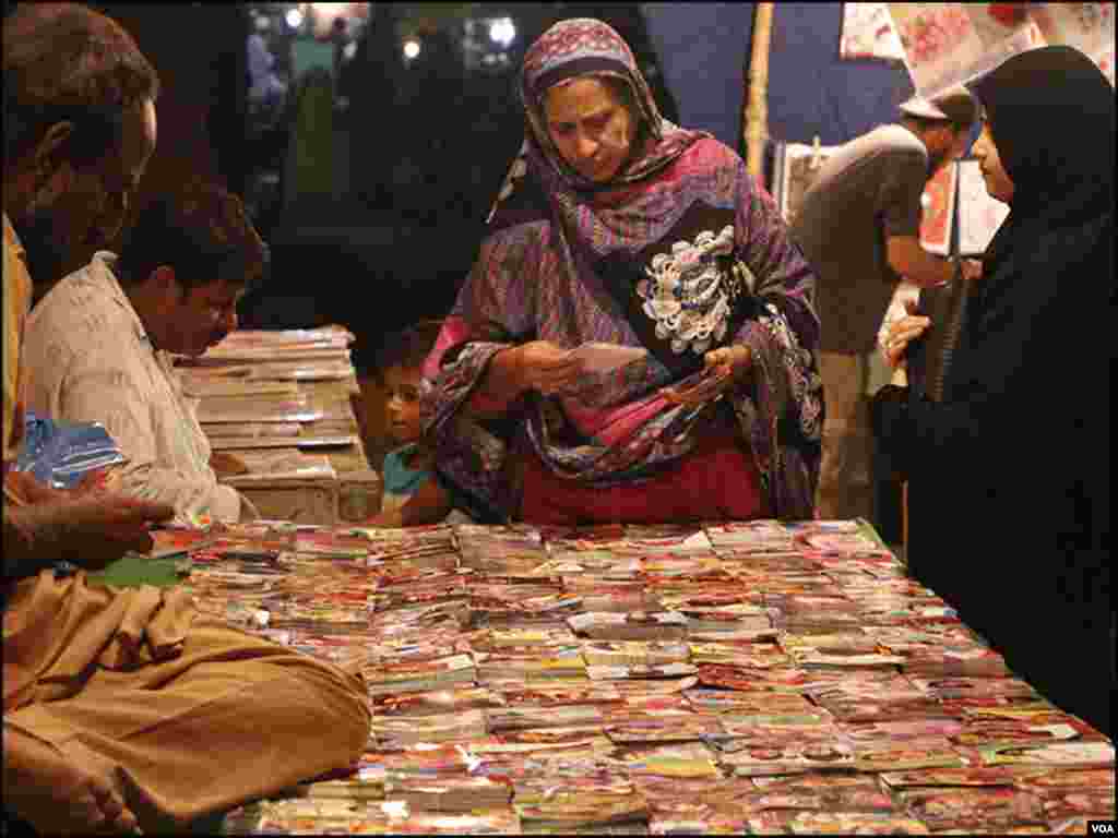 کراچی: ایک اسٹال پر رنگ برنگے چھوٹے بڑے عید کارڈ رکھے ہیں