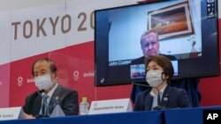 CEO Tokyo 2020 Toshiro Muto (kiri), Ketua Komisi Koordinasi Olimpiade XXXII Tokyo 2020 John Coates (di layar) dan Presiden Tokyo 2020 Seiko Hashimoto, menghadiri konferensi pers Komisi Koordinasi IOC Tokyo 2020, Jumat, 21 Mei 2021 di Tokyo (Nicolas Datiche / Pool Photo via AP).