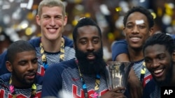 Los jugadores de Estados Unidos celebran en el Palacio de los Deportes de Madrid, tras ganar el campeonato mundial de baloncesto FIBA.