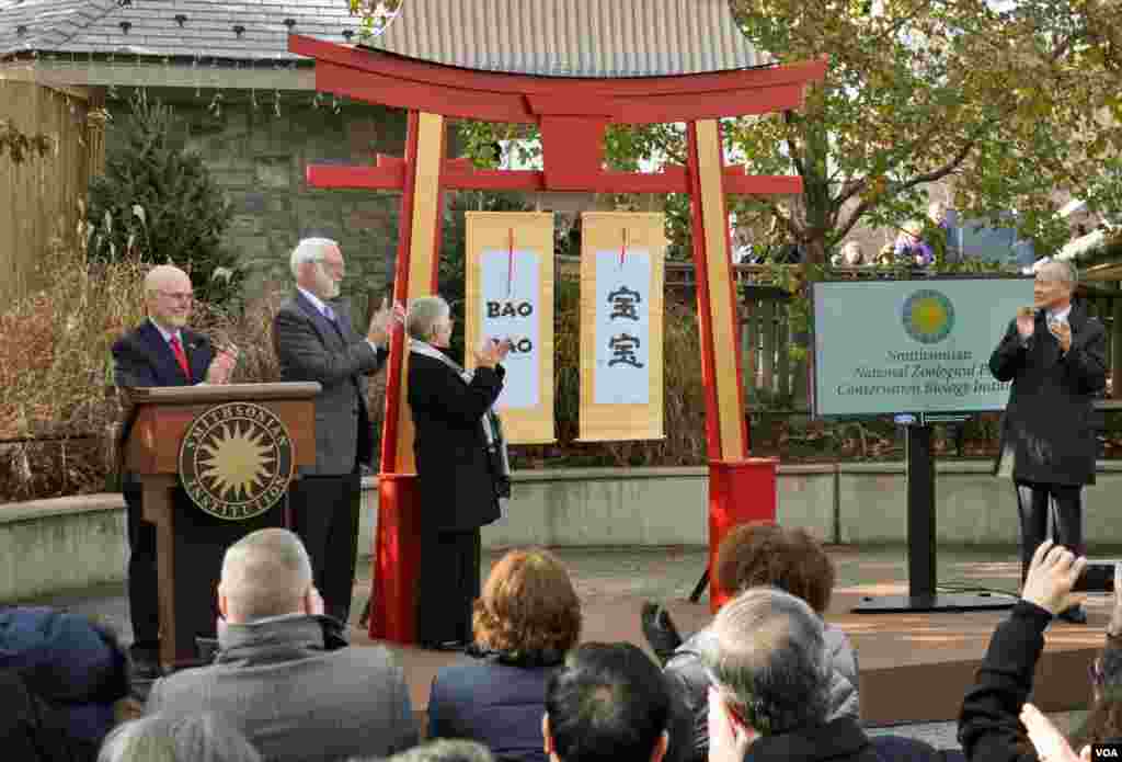 2013年12月1日，華盛頓的美國國家動物園園長凱利和中國駐美大使崔天凱參加&ldquo;寶寶&rdquo;的命名儀式。
