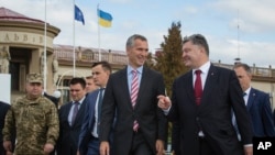 Генеральный секретарь НАТО Йенс Столтенберг и президент Украины Петр Порошенко 
