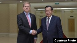 U.S. Ambassador to Cambodia, W. Patrick Murphy shakes hand with Cambodia’s Prime Minister Hun Sen, during a meeting at the Peace Palace, in Phnom Penh, on Oct. 23, 2019. (Courtesy photo of U.S. Embassy Phnom Penh, Cambodia) 