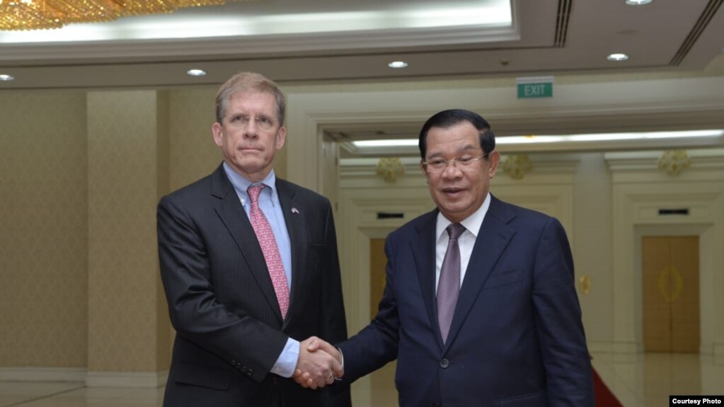 ឯកអគ្គរដ្ឋទូតសហរដ្ឋអាមេរិកថ្មីប្រចាំនៅកម្ពុជា លោក W. Patrick Murphy ចាប់ដៃជាមួយលោកនាយករដ្ឋមន្ត្រី ហ៊ុន សែន នៅវិមានសន្ដិភាព កាលពីថ្ងៃទី២៣ ខែតុលា ឆ្នាំ២០១៩។ (រូបថតដកស្រង់ពីទំព័រហ្វេសប៊ុកផ្លូវការរបស់ស្ថានទូតអាមេរិកប្រចាំនៅកម្ពុជា)