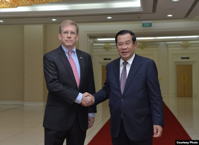 លោក Patrick Murphy ឯក​អគ្គ​រដ្ឋ​ទូត​សហរដ្ឋ​អាមេរិក​ប្រចាំ​កម្ពុជា ចាប់​ដៃ​ជាមួយ​លោក​នាយក​រដ្ឋ​មន្ត្រី ហ៊ុន សែន នៅ​វិមាន​សន្តិភាព​ កាល​ពី​ថ្ងៃ​ទី​២៣ តុលា ២០១៩។