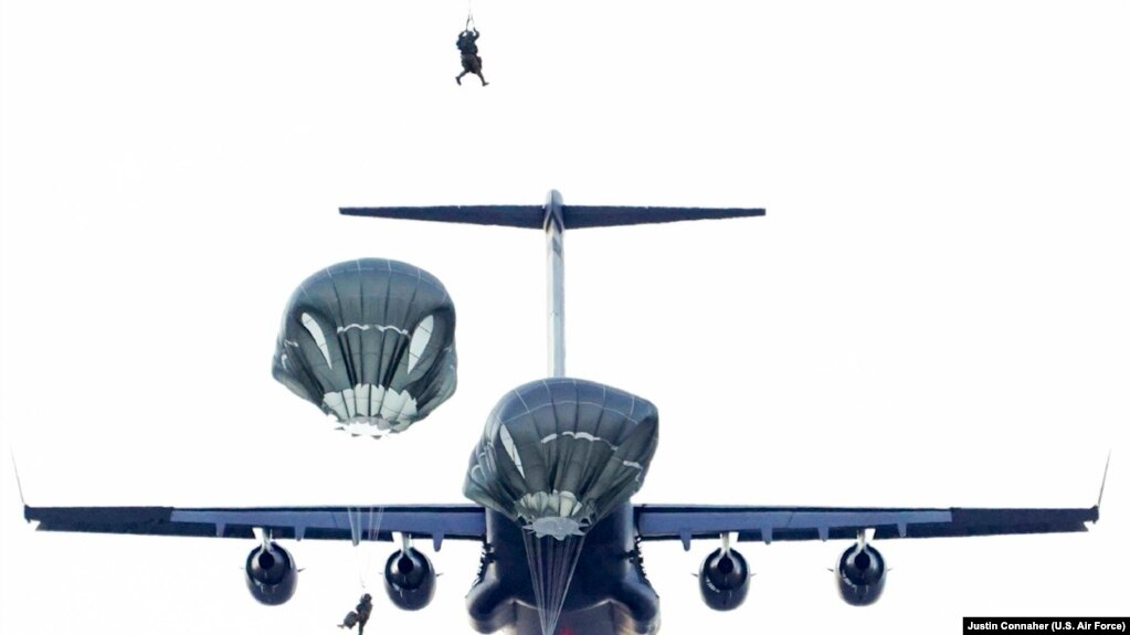 资料照片：美国阿拉斯加陆军第25步兵师第4旅级战斗队的伞兵在埃尔门多夫-理查森联合基地的跳伞区演练跳伞。(2019年12月11日)(photo:VOA)