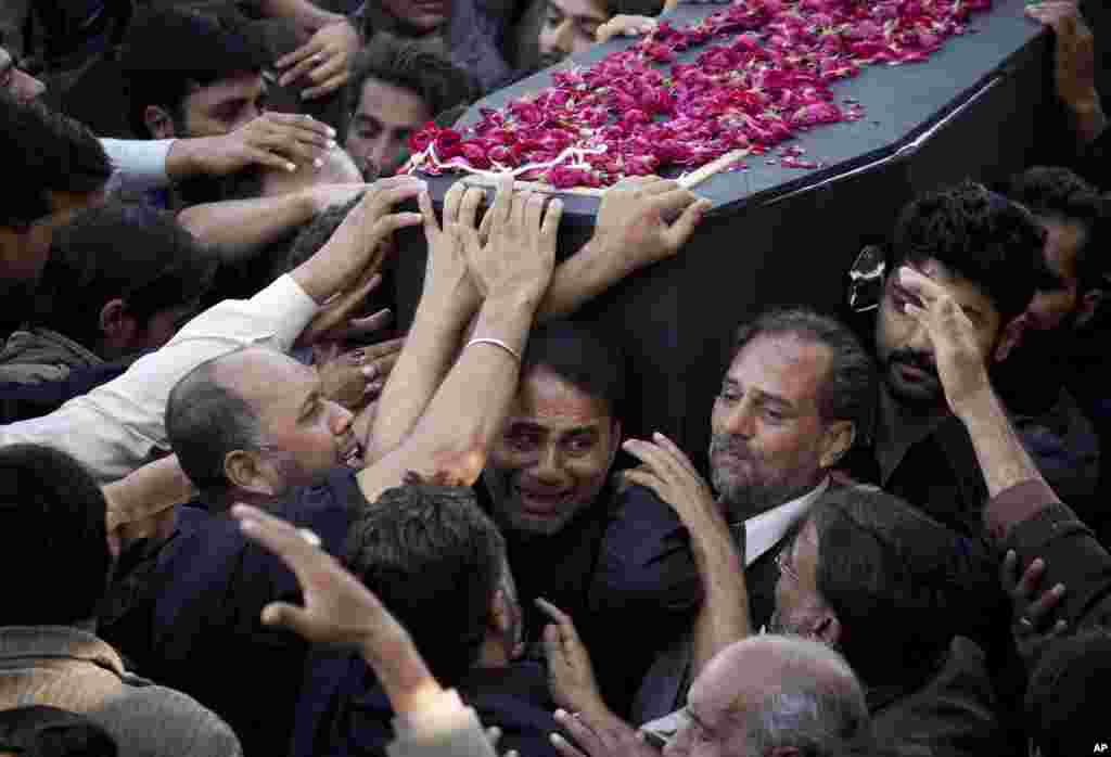 People carry the coffin of a suicide attack victim during a funeral in Rawalpindi, Pakistan, November 22, 2012.