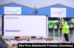 Seorang petugas sedang mengatur kargo-kargo berisi vaksin Covid-19 yang dikembangkan Sinovac Biotech, perusahaan farmasi asal China, yang baru tiba di Bandara Internasional Soekarno-Hatta, Tangerang, Banten, Kamis, 31 Desember 2020. Kargo ini adalah pengi