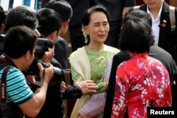 Myanmar's de facto leader Aung San Suu Kyi, center, arrives for the Asia-Pacific Economic Cooperation (APEC) Summit in Danang, Vietnam, Nov. 9, 2017.
