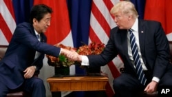 Tổng thống Trump và Thủ tướng Abe trong một cuộc gặp ở New York năm 2017.