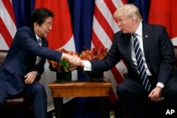 El presidente de EE.UU., Donald Trump y el primer ministro de Japón, Shinzo Abe, posan para la prensa antes de reunirse en el Palace Hotel de Nueva York. Septiembre 21, 2017.