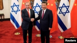 资料照片：2017年3月21日，中国国家主席习近平和以色列总理内塔尼亚胡在北京钓鱼台国宾馆会谈前握手。（路透社）