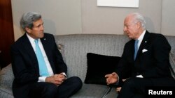 U.S. Secretary of State John Kerry (L) listens to U.N. Special Envoy for Syria Staffan de Mistura during their meeting in Geneva, Jan. 14, 2015. 