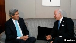 El secretario de Estado de EE.UU., John Kerry, y el enviado de la ONU para Siria, Staffan de Mistura, durante su reunión en Ginebra, este miércoles, 14 de enero, de 2015. 