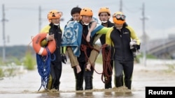 Rescates en las cercanías del río Kinugawa, al noroeste de Tokio.