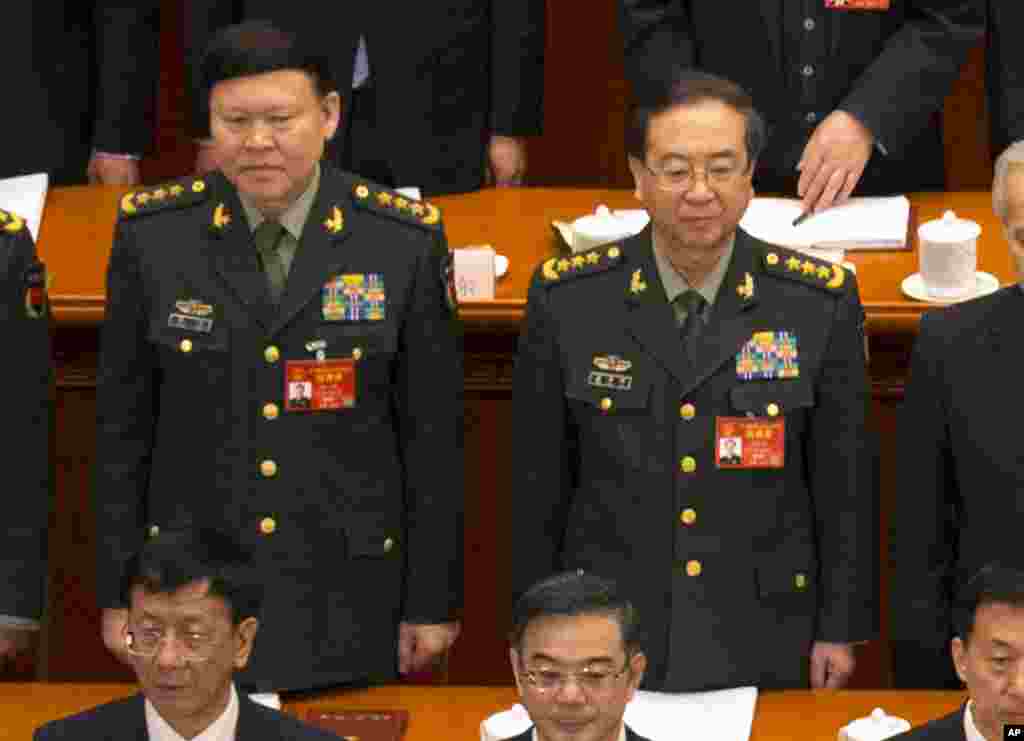 2017年3月5日，中共中央军委政治工作部主任张阳（左）与中共中央军委联合参谋部参谋长房峰辉在北京人大会堂参加全国人大会议开幕式。他们在2017年8月被免除上述职务，两人都没有成为中共十九大代表，而其他一些将要退休的军委委员和高级将领仍然在代表名单里。这是张阳和房峰辉的不祥之兆。2017年11月28日，新华社报道， 经调查核实，张阳严重违纪违法，涉嫌行贿受贿、巨额财产来源不明犯罪。经组织安排，张阳接受组织谈话期间一直在家居住。2017年11月23日上午，张阳在家中自缢死亡 。 