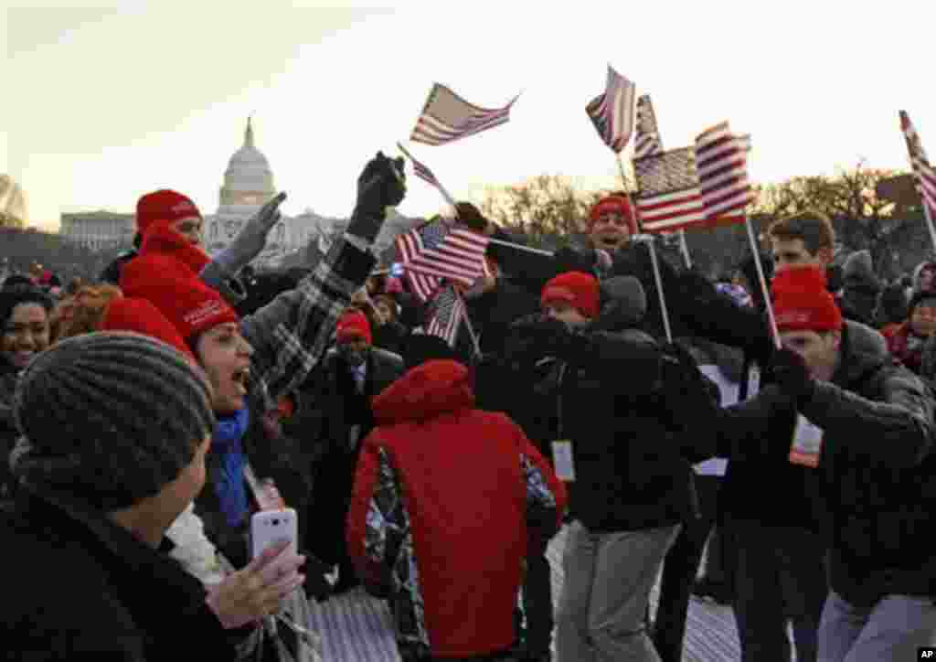 21일 미국 바락 오바마 대통령 2기 취임식이 국회의사당에서 열리는 가운데, 이른 아침부터 의사당 앞에 모여든 축하 인파.
