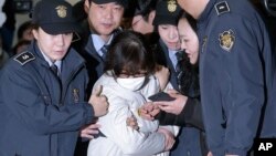 Choi Soon-sil, the jailed confidante of disgraced South Korean President Park Geun-hye, arrives for questioning into her suspected role in political scandal at the office of the independent counsel in Seoul, South Korea, Dec. 24, 2016. 