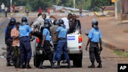 Guinean police detain supporters of UFDG presidential candidate Cellou Dalein Diallo suspected of throwing stones and looting in Conakry, November 15, 2010. 