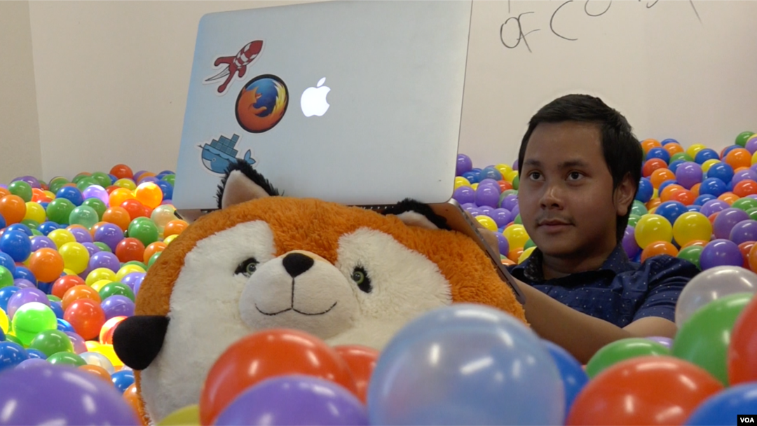 Farishki Vidyan, pekerja magang di Mozilla, bekerja sambil bersantai di ball pit di Mozilla Silicon Valley (VOA/Vina).