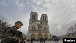 Un militaire français monte la garde devant Notre-Dame de Paris, le 20 décembre 2015 