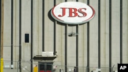 Seorang pekerja memasuki fasilitas pengepakan daging milik JBS di Greeley, Colorado, 12 Oktober 2020.