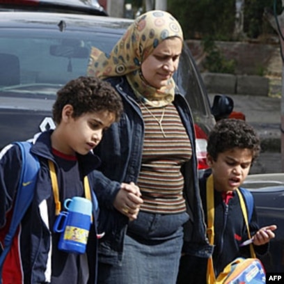 Transvestit bilan jinsiy aloqa Qiz va yigit qizni masxara qilishadi (porno)