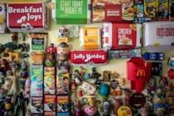 Mainan dan kemasan makanan cepat saji di rumah Percival Lugue, yang memegang rekor dunia Guinness untuk koleksi mainan cepat saji terbesar, di Apalit, Pampanga, Filipina, 20 April 2021. (Foto: REUTERS/Eloisa Lopez)
