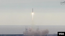 Peluncuran Kapsul Dragon untuk pasokan ulang stasiun antariksa internasional. 