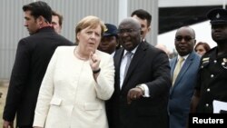 German Chancellor Angela Merkel is welcomed by Ghana's Vice President Bawumia at the Jubilee Airport in Accra, Ghana, Aug. 30, 2018.