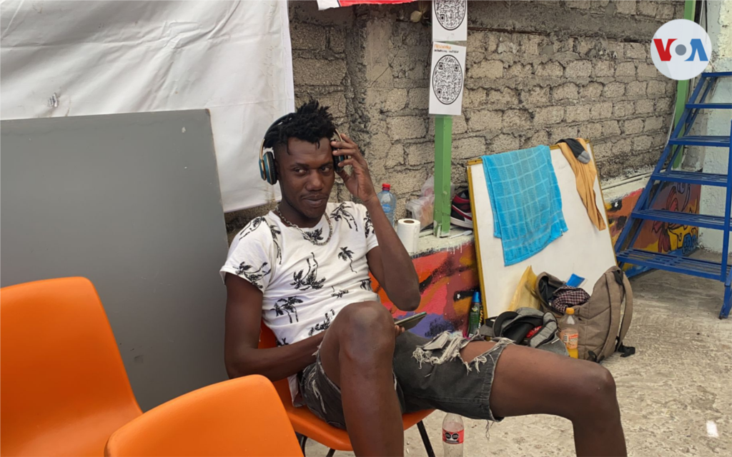 Migrante haitiano en albergue Casa Tochan pasa el rato escuchando música.