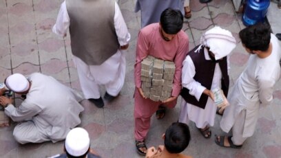 Một cảnh đổi tiền ở chợ đen Afghanistan.