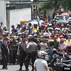 Warga setempat berkumpul di lokasi Gereja Bethel Indonesia Sepenuh (GBIS) di Solo, pasca terjadinya serangan bom bunuh diri (25/9).