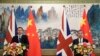 英国外相亨特（左）在北京钓鱼台国宾馆与中国外长王毅举行记者会。（2018年7月30日）