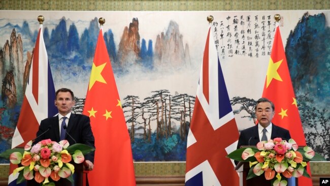 英国外相亨特(左)在北京钓鱼台国宾馆与中国外长王毅举行记者会。(2018年7月30日)