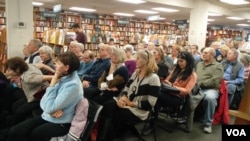 Dozens of people attended the reading of John Burgess' latest book at Politics and Prose bookstore, Washington DC, November 19, 2017. (Photo: VOA Khmer)