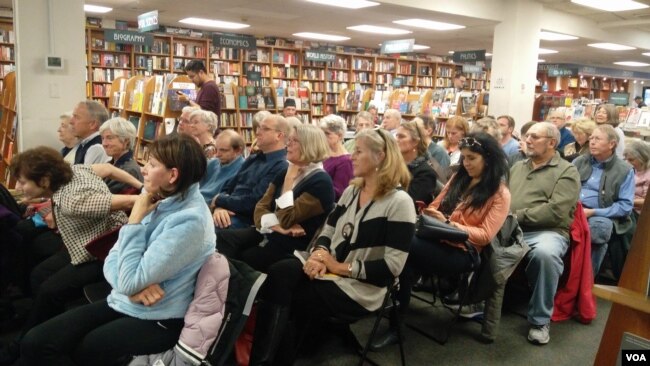 Dozens of people attended the reading of John Burgess' latest book at Politics and Prose bookstore, Washington DC, November 19, 2017. (Photo: VOA Khmer)
