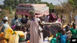 Des réfugiés fuient la violence au Soudan du Sud, traversent la frontière en Ouganda où ils attendent un moyen de transport pour la ville Koboko (en Ouganda), 6 janvier 2014.