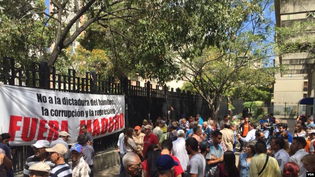 El gobierno suizo exigió al presidente Nicolás Maduro "restaurar la integridad del proceso electoral". En la foto, manifestantes protestan en Caracas contra las elecciones venezolanas.