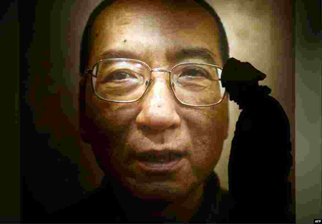 Oslo'daki Nobel Barış Merkezi'nde Liu Xiaobo'nun posteri. Çinli muhalif Liu bu yılın Nobel Barış Ödülü'nü kazandı. Ama 10 Aralık'ta Liu Nobel Barış Ödülü'nün takdim edildiği törene katılamadı. Çinli muhalif ülkesinde 11 yıllık hapis cezasını çekiyor. (Reu