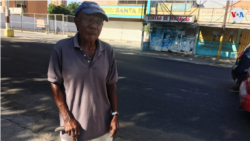 Miguel Chala, pensionado de 83 años, bromea sobre su nula relación con la divisa estadounidense. “Quisiera conocer al dólar. No lo conozco”, expresa.