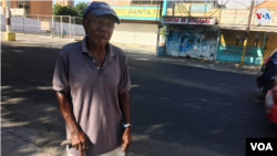 Miguel Chala, pensionado de 83 años, bromea sobre su nula relación con la divisa estadounidense. “Quisiera conocer al dólar. No lo conozco”, expresa.