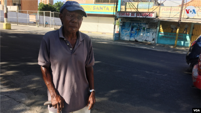 Miguel Chala, pensionado de 83 años, bromea sobre su nula relación con la divisa estadounidense. “Quisiera conocer al dólar. No lo conozco”, expresa.