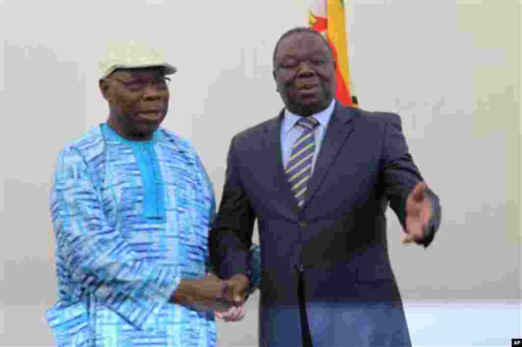 Zimbabwean Prime Minister Morgan Tsvangirai meets with former Nigerian President Olusegun Obasanjo at his offices in Harare, July, 29, 2013.