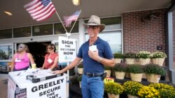 John G. Gauthiere collects signatures outside a grocery store in Greeley, Colorado. (AP Photo/David Zalubowski)