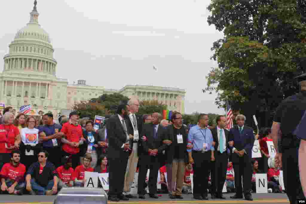 Los legisladores y activistas por la reforma inmigratoria bloquearon la calle frente al Capitolio.