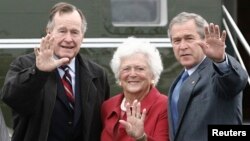 L'ancienne famille présidentielle américaine; George H W Bush, Barbara Bush et George W. Bush à Fort Hood, au Texas, le 8 avril 2007.