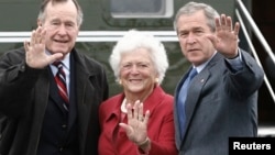 U.S. President George W. Bush (R) waves alongside his parents, former President George Bush and former first lady Barbara Bush upon their arrival Fort Hood, Texas, April 8, 2007. 